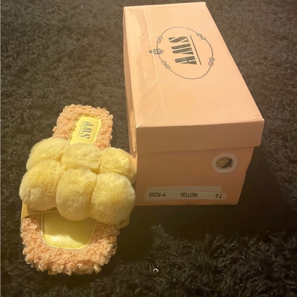 Flat yellow sandal - Picture 3 of 4